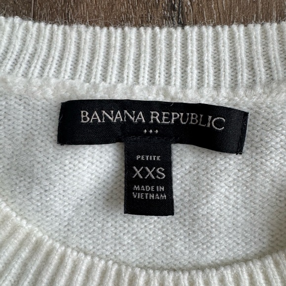 Banana Republic Sweater.  Women’s size XXS Petite.  Off white in color. - Picture 4 of 6